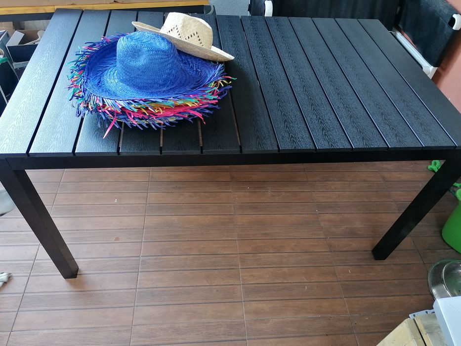 Mesa de jardim, terraço, exterior em polywood e pés em metal  Novo embalado