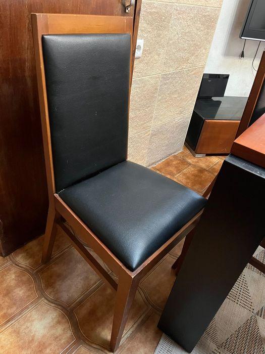Vendo mesa e 4 cadeiras