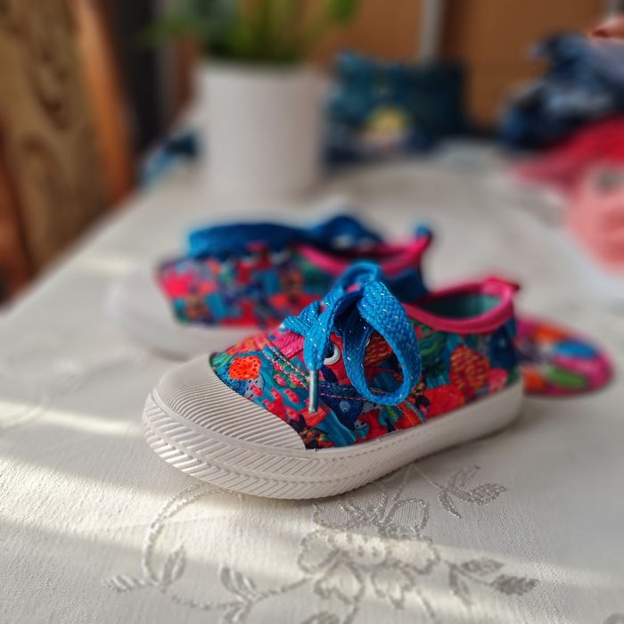 Кеди для дівчинки 
р24, устілка 14,5см (похибка +/-2мм), бо підстилка