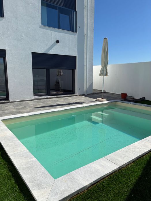 Moradia T3+1 nova, com piscina em Samora Correia