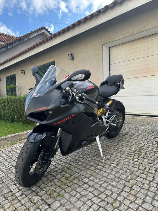 Ducati Panigale V2 2024 black on black