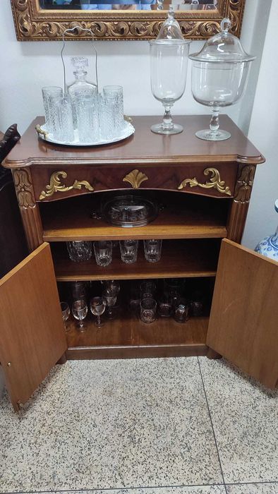 Antigo móvel bar/licoreiro