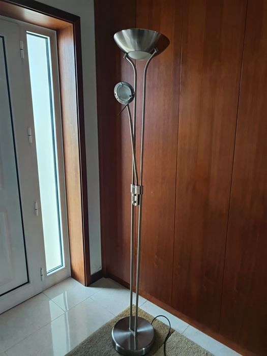 Candeeiro de pé alto em inox