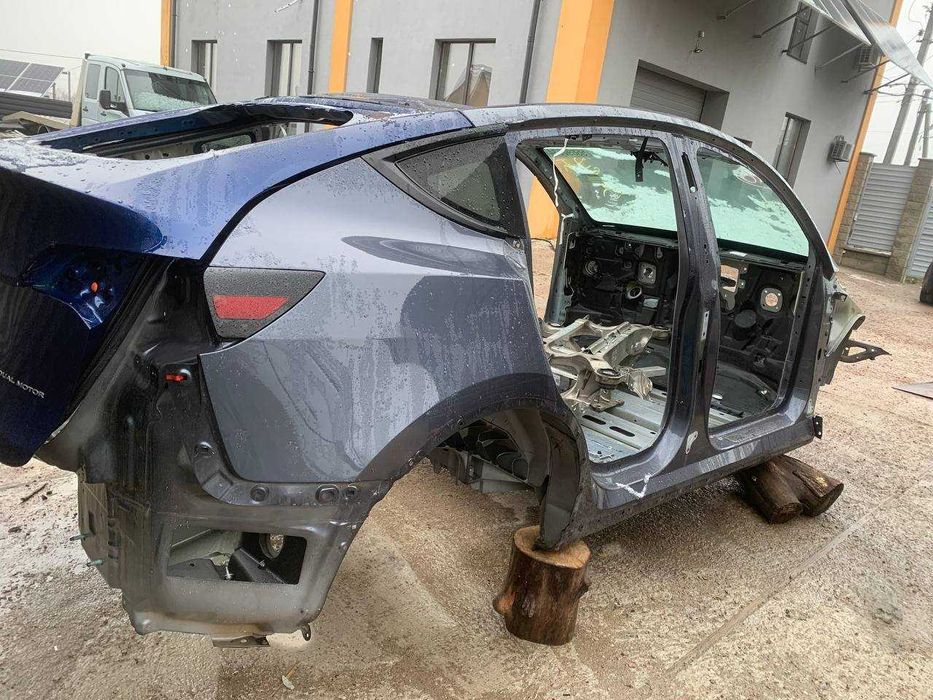 Крило , чверть Tesla model Y