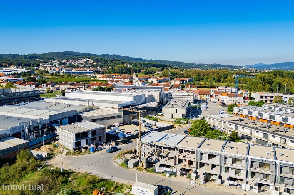 Moradia Gaveto T3 | Construção | Frossos-Braga | Amplo Espaço Exter...