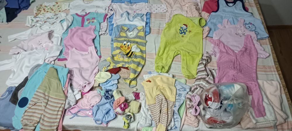 Zestaw ubrań dla niemowlaka, mieszane ciuszki, r. 56, nowe i uzywane