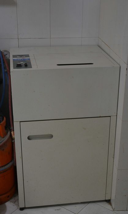 Vendo centrifuga e forno, maçarico completo e material associado