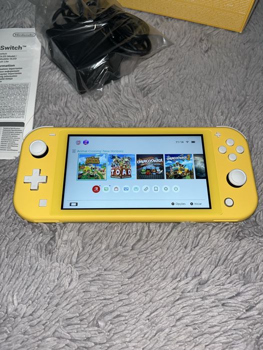 Nintendo Switch Lite + 3 Jogos