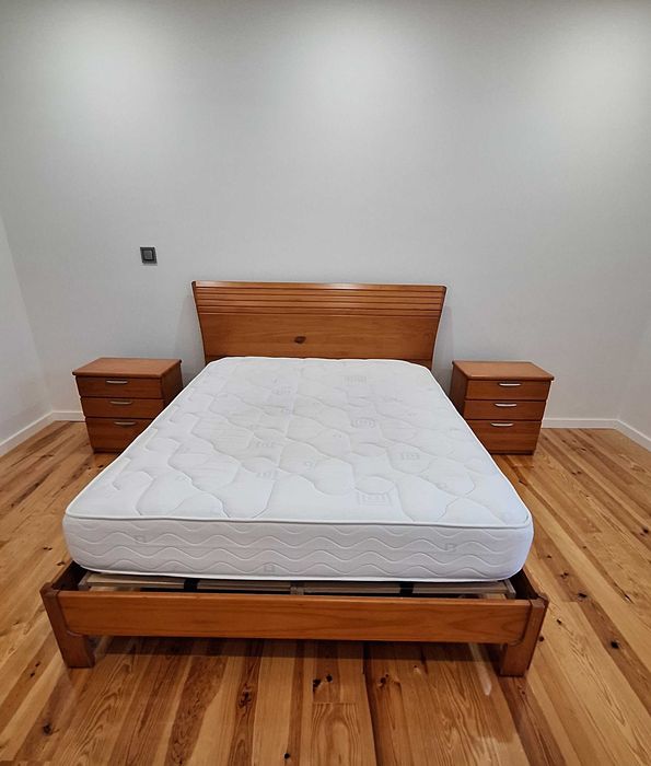Cama casal madeira maciça, cabeceiras e colchão