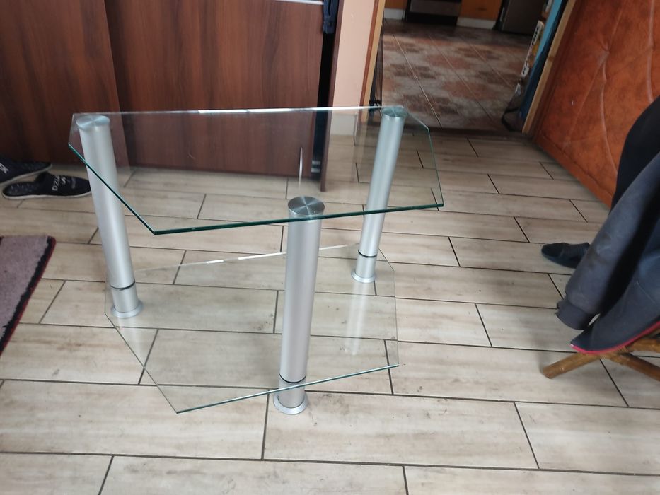Szklana szafka pod tv