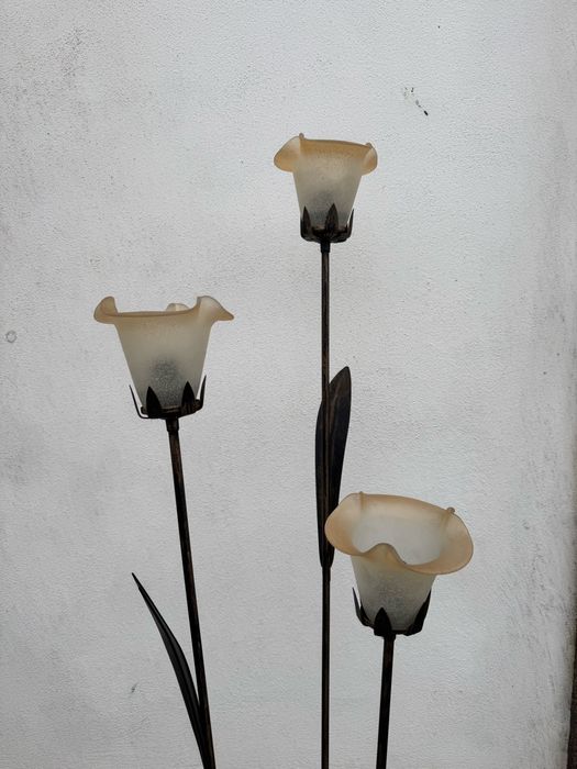 Candeeiro de pe com flores