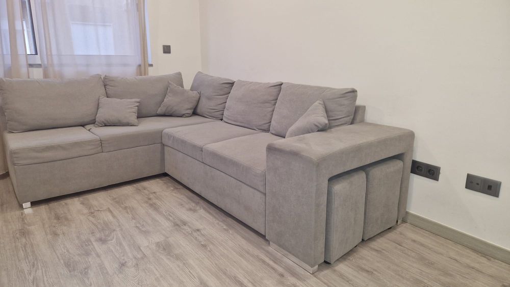 Sofá cama com dois puffs