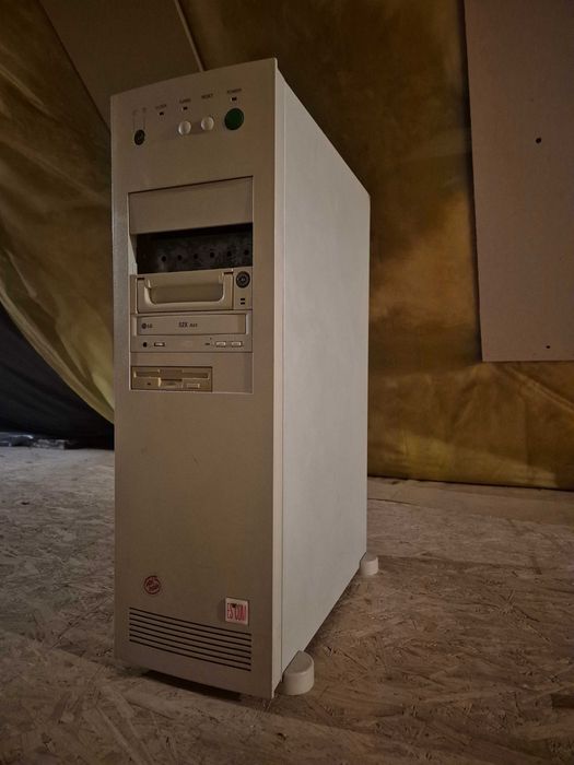 Sprzedam dwie obudowy do komputerów Vobis i Pentium