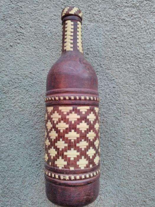 garrafa de vidro furrada em pele