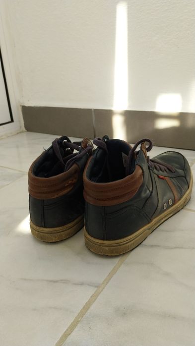 Ténis Levi's em pele