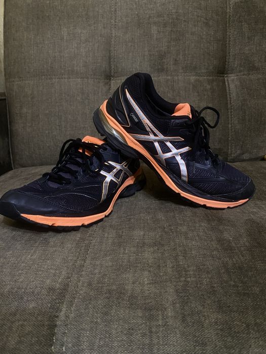 Кросівки ASICS. TGE2N б/у