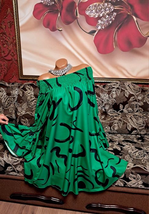 Зеленое платье сукня верх лодочкой.