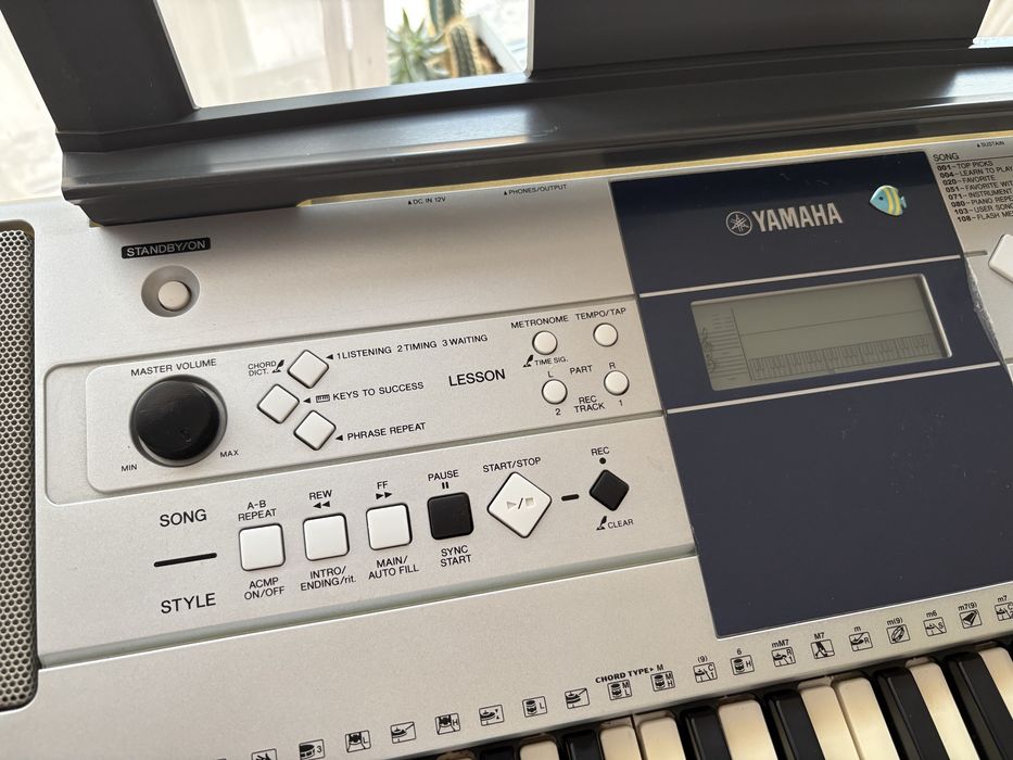 Teclado Yamaha PSR-E323