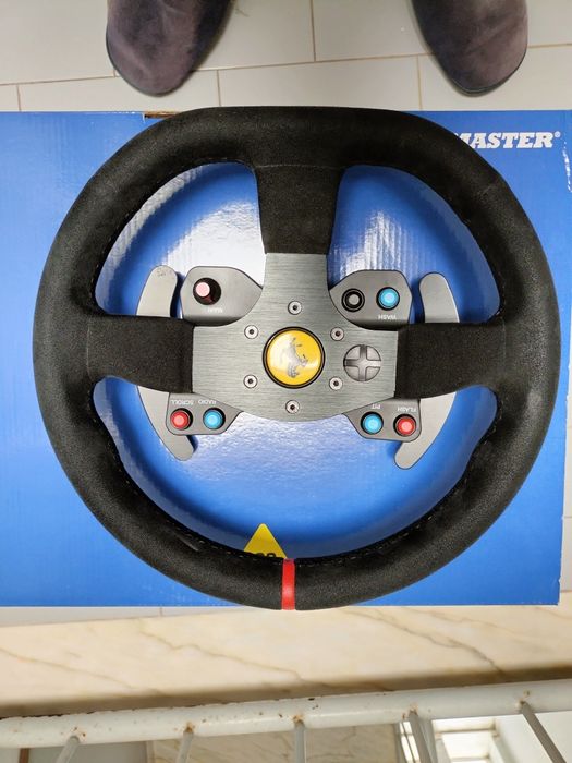 Kit volante e headphones Ferrari