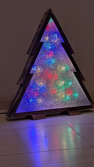 Ялинка нічник, дерево