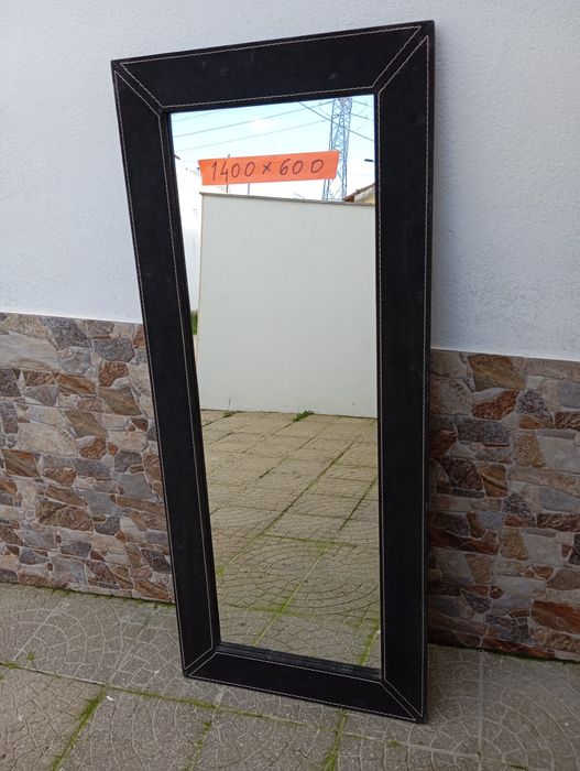Moldura forrada em pele com espelho tem 1400 por 600
