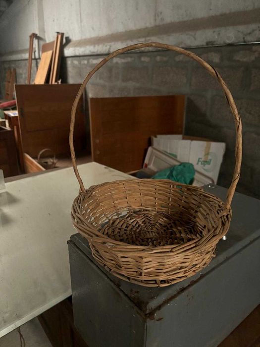 Cestas e uma peneira