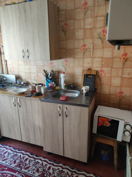 місце в кімнаті  для дівчини Київська