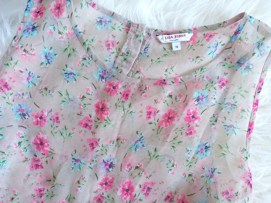 Бежевая блузка в мелкий цветочек