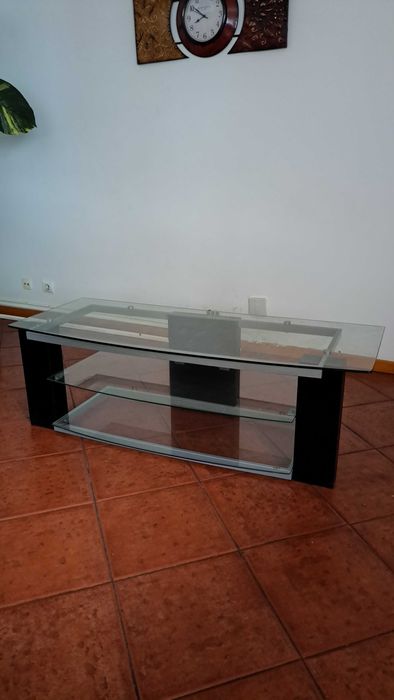 Móvel de TV em vidro e madeira