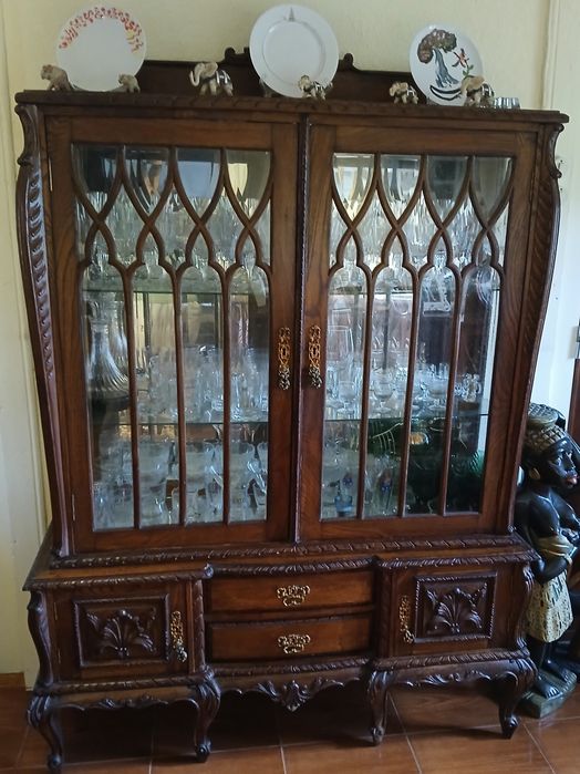 Três móveis de sala antigos