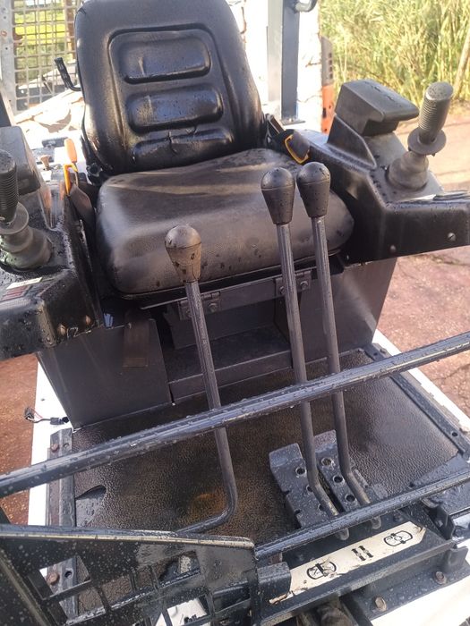 Mini giratória Bobcat 220