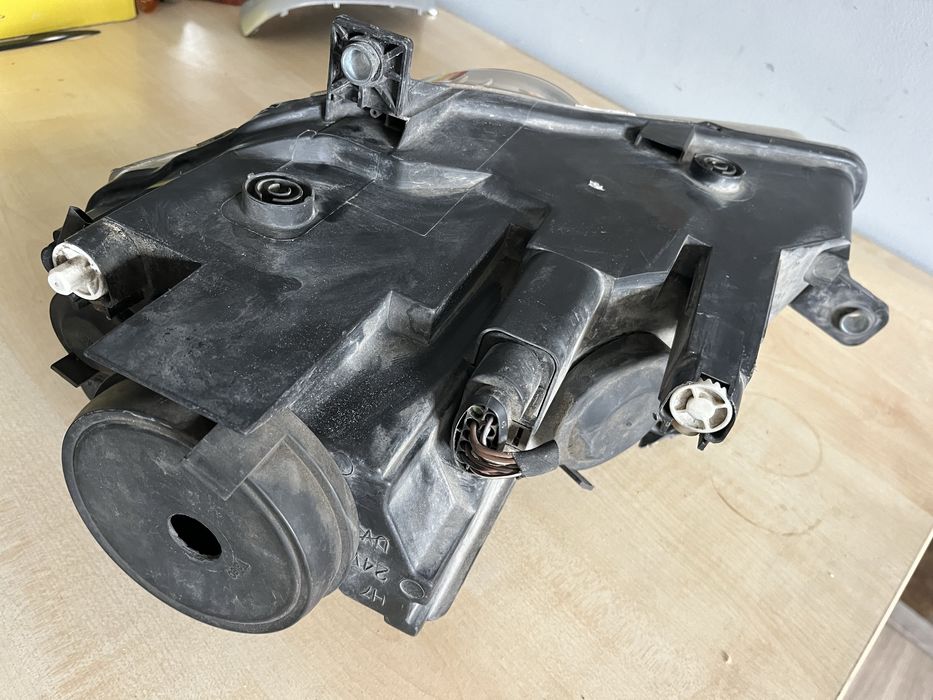 Права фара Volkswagen Passat B6