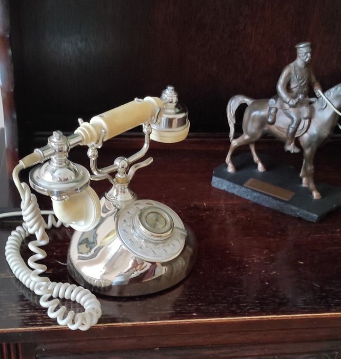 Stylowy telefon stacjonarny, retro.