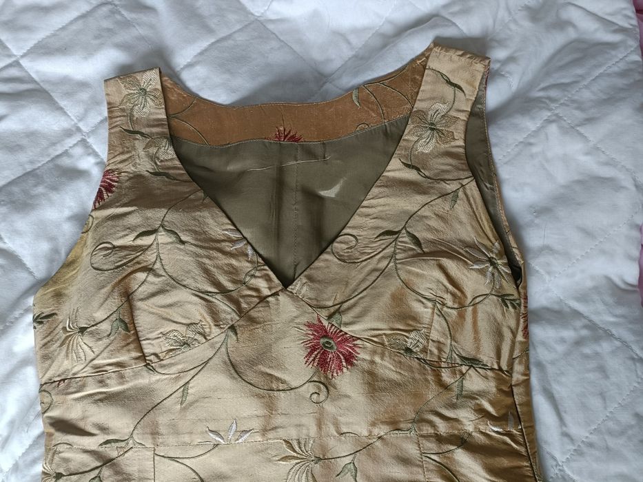 Vestido de cerimónia em tecido bordado feito á mão