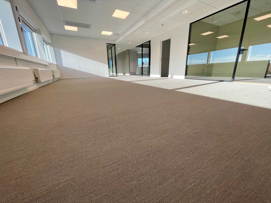 Instalacja podłóg wykładzinowych, żywicznych, mikrocement, samopoziomy