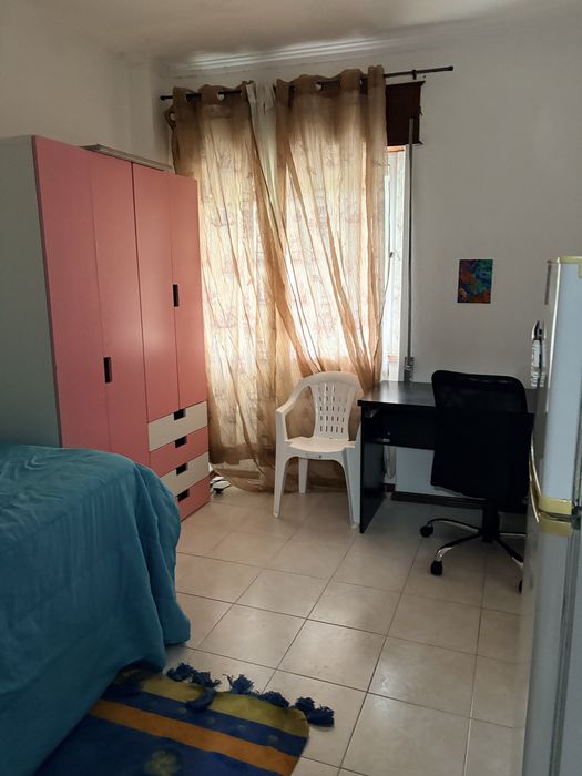 Alugo quarto na amadora