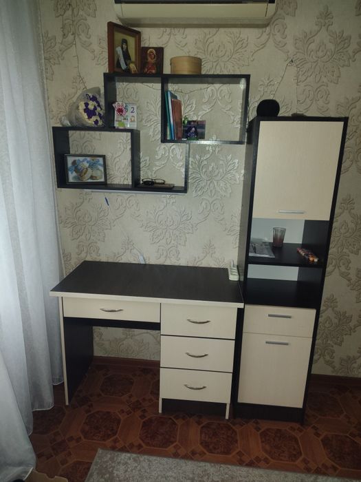 Продам стол, пенал, полку.