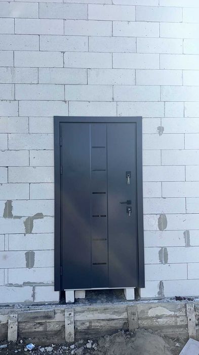 Вуличні вхідні двері в будинок зовнішні входные уличные наружные двери