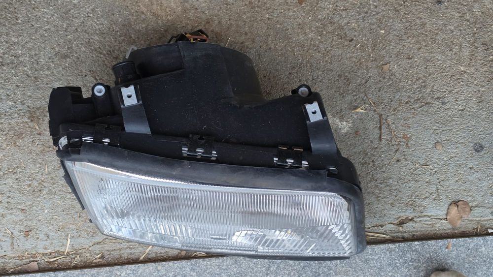Farol dianteiro direito Audi 100