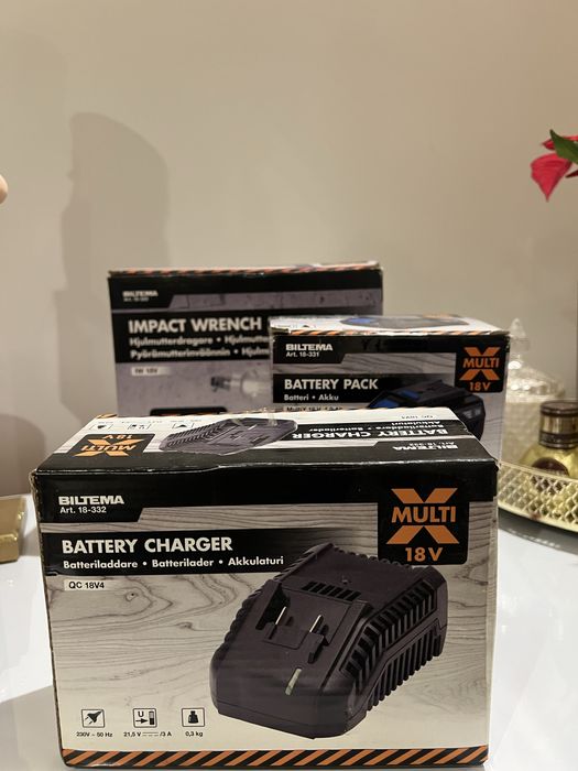 Klucz udarowy w zestawie z ładowarką i 2 baterie 4Ah