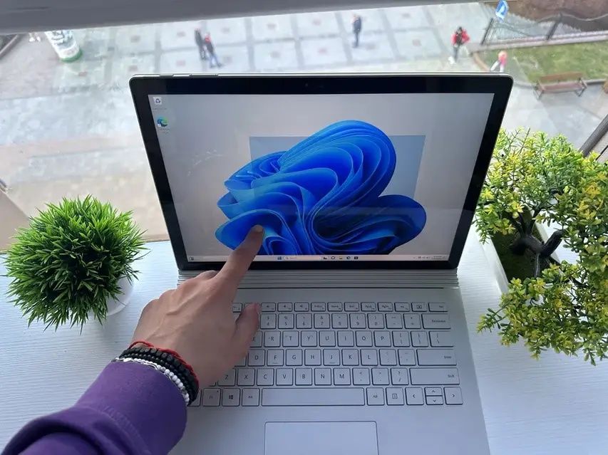 Ноутбук Microsoft Surface Book 1 13.5" / Intel Core i5-6300U / GeForce GPU 1GB / 8GB RAM / 256GB SSD