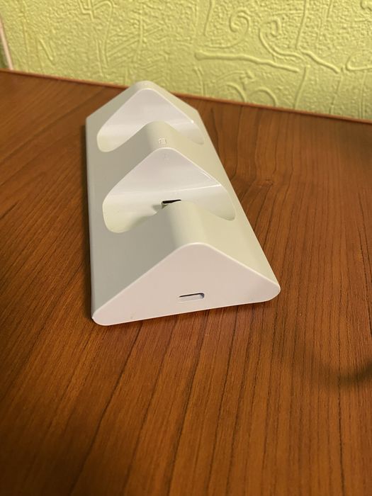 Зарядка для джойстикків PS5.