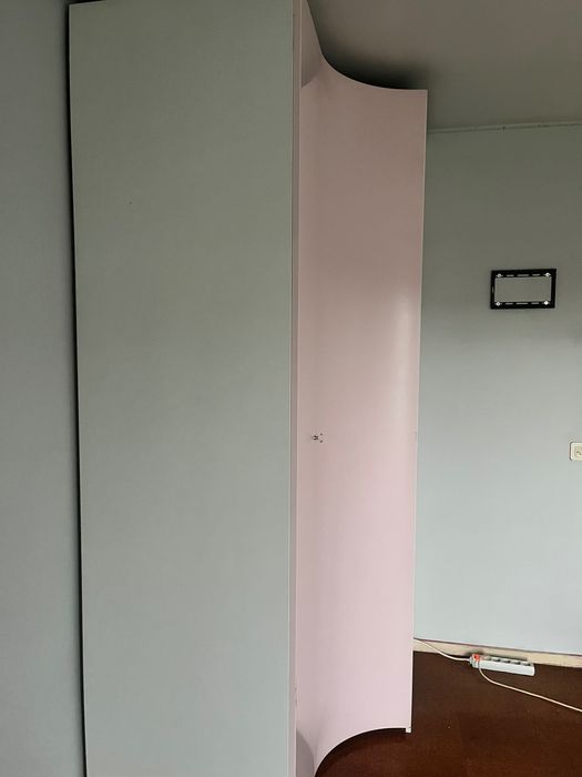 Armário de canto com bastante espaço