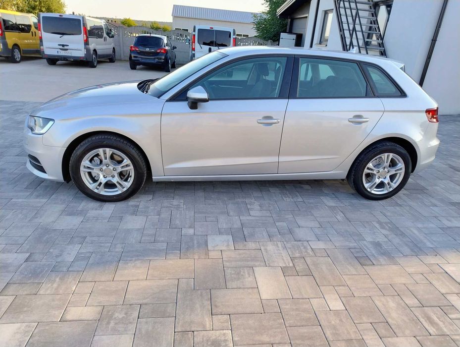 Audi a3 8v 1,6 TDI nawigacja, parktronic nowe hamulce z Niemiec super stan