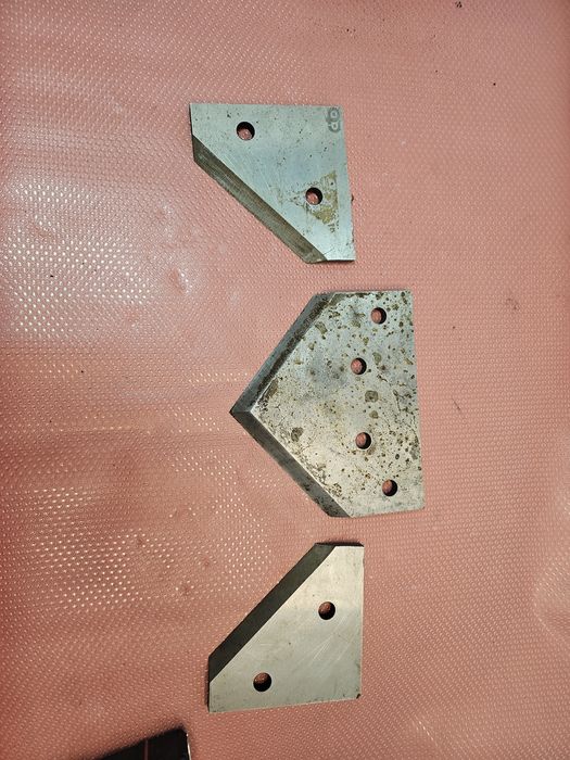 Trzy metalowe płytki tnące bizon