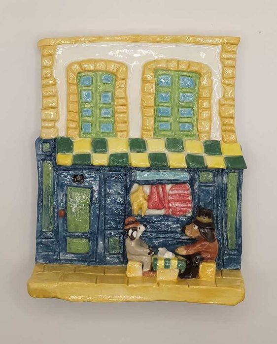 Escultura de cerâmica feita à mão: cães na esplanada do talho