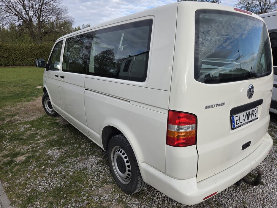 Białe VW Caravelle 9 os Łask