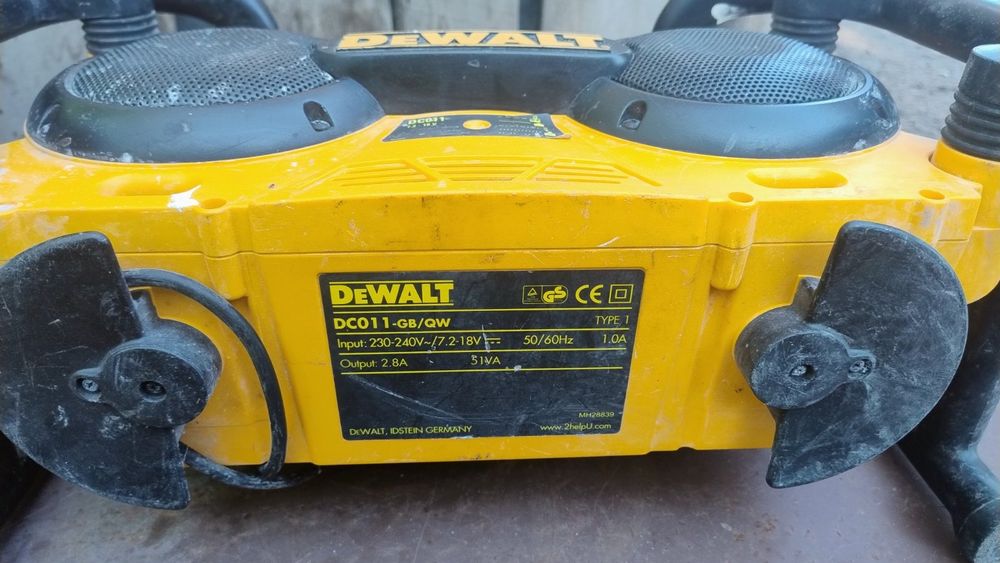 будівельний радіоприймач і зарядний пристрій DeWalt DC011.