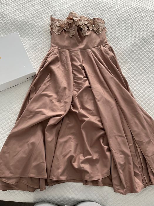 Sukienka Lou nowa elegancka na wesele cappuccino półdługie