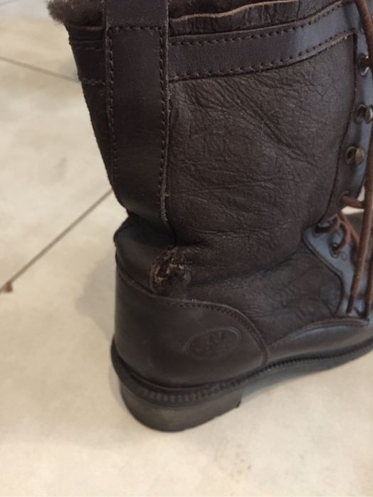 Botas  unixexo em pele castanha e forradas por dentro com pelo